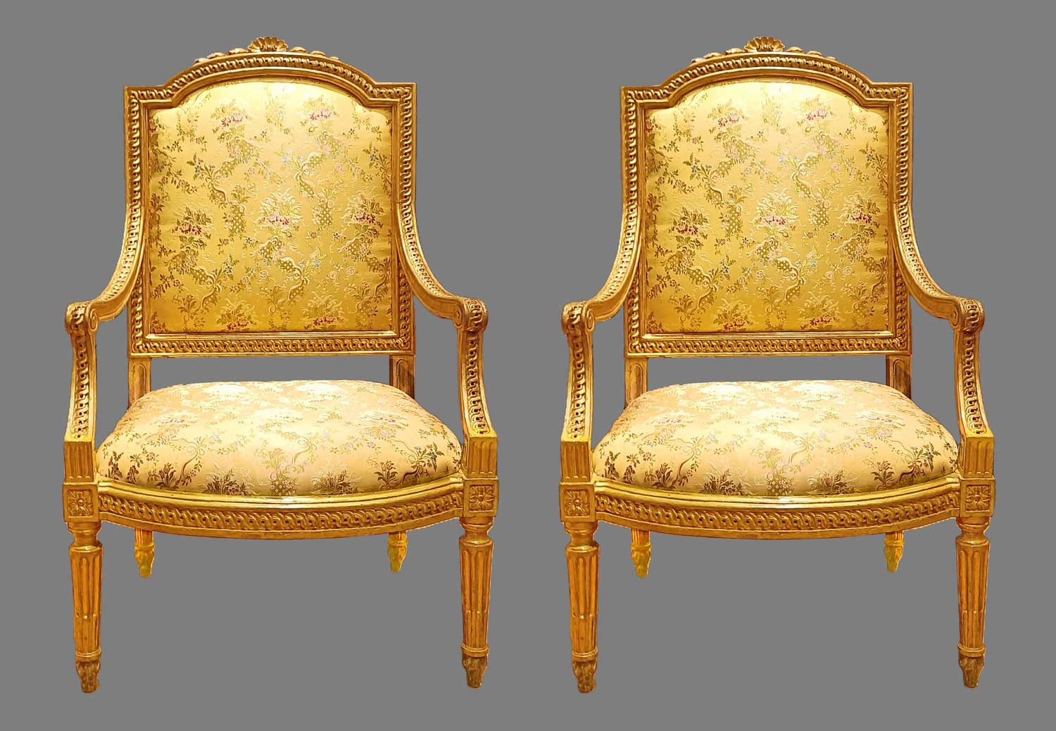 Élégant couple de fauteuils génois richement et entièrement sculptés et dorés, réalisés à la fin du XVIIIe siècle.